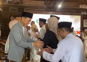 Bupati Kudus Sam'ani Intakoris menyalami masyarakat dalam Open House Idulfitri, Senin(31/3/2025). (Fahtur Rohman/Harianmuria.com)