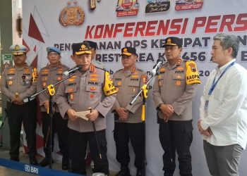 Kapolri Jenderal Listyo Sigit Prabowo memberikan keterangan pers kepada awak media. (Hesty Imaniar/Harianmuria.com)