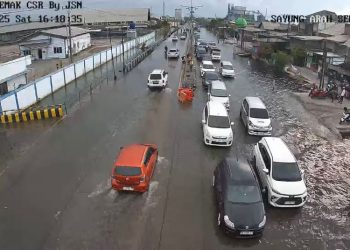 Sejumlah kendaraan melintas di jalur Pantura Sayung Demak yang terdampak rob. (Tangkapan layar CCTV Dishub Demak/Harianmuria.com)