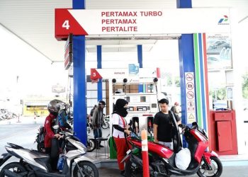 Konsumen membeli Pertamax di SPBU milik Pertamina. (Istimewa/Harianmuria.com)