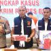 Pihak kepolisian menunjukkan barang bukti kasus insiden maut proyek pembangunan RS PKU Muhammadiyah Blora dalam konferensi, Kamis (17/4/2025). (Dok. Polres Blora/Harianmuria.com)