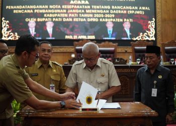 Wakil Ketua l DPRD Kabupaten Pati Hardi menandatangani nota kesepakatan RPJMD Pati tahun 2025-2029. (Setyo Nugroho/Harianmuria.com)