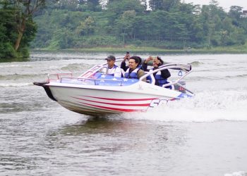 Beberapa wisatawan asyik menaiki speedboat di Waduk Logung, Kudus. (Fahtur Rohman/Harianmuria.com)