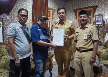 Bupati Jepara Witiarso Utomo (dua dari kanan) menerima audiensi Aliansi Serikat Buruh Jepara. (Muhammad Aminuddin/Harianmuria.com)