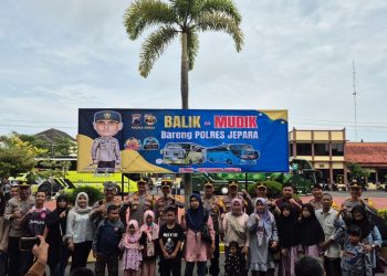 Para perantau foto bersama jajaran Polres Jepara sebelum naik bus program Balik Gratis. (Muhammad Aminudin/Harianmuria.com)