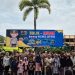 Para perantau foto bersama jajaran Polres Jepara sebelum naik bus program Balik Gratis. (Muhammad Aminudin/Harianmuria.com)