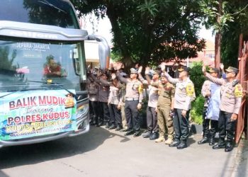 Pemberangkatan program Balik Mudik Bareng Polres Kudus di Mapolsek Kota Kudus, Sabtu (5/4/2025). (Nisa HS/Harianmuria.com)