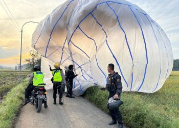 Petugas Polres Pekalongan mengamankan balon udara liar di tengah permukiman warga. (Dok. Polres Pekalongan/Harianmuria.com)