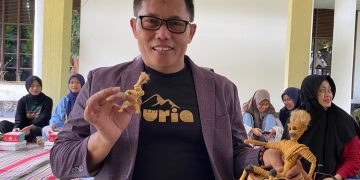 Edi Purwanto menunjukkan kerajinan bolit buatannya. (Nisa HS/Harianmuria.com)