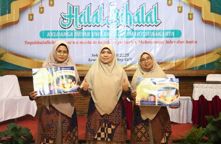 Peluncuran buku antologi 'Tumbuh Menjadi Suluh' oleh Ketua BPH Yayasan dengan Kepala Sekolah TK dan SD Alif Smart Surakarta. (Istimewa/Harianmuria.com)