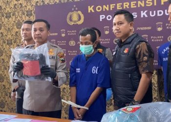 Kapolres Kudus AKBP Heru Dwi Purnomo menunjukkan barang bukti disertai tersangka pencabulan berinisial SB.