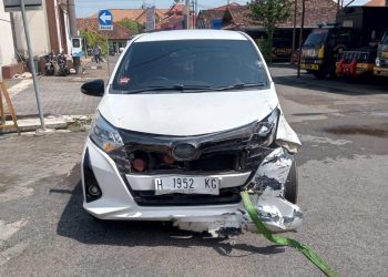 Kondisi mobil Toyota Calya yang mengalami kerusakan setelah bertabrakan dengan epeda motor Honda Spacy terjadi di Jalan Raya Jepara-Kudus. (Dok. Polres Jepara/Harianmuria.com)