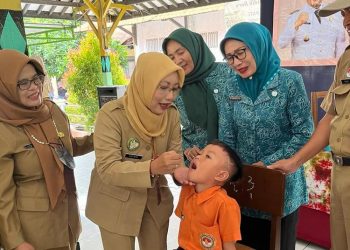 Kepala Dinkes Pati Aviani Tritanti Venusia saat melaksanakan imunisasi polio di TK Pertiwi 01, Pati baru-baru ini. (Setyo Nugroho/Harianmuria.com)