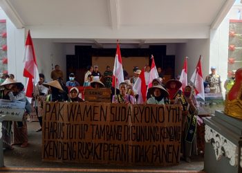 Warga Sukolilo menyampaikan tuntutannya di Kantor DPRD Kabupaten Pati sebelum audiensi dengan Komisi C, Senin (28/4/2025). (Setyo Nugroho/Harianmuria.com)