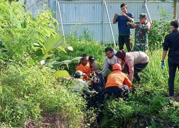 Proses evakuasi jenazah korban yang terperosok di parit di sekitar Pasar Lanang, Ambarawa. (Hesty Imaniar/Harianmuria.com)