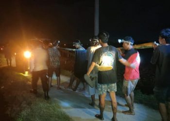 Proses evakuasi jenazah buruh nelayan yang ditemukan di area persawahan Desa Keboromo, Kecamatan Tayu, Pati. (Dok. Polsek Tayu/Harianmuria.com)