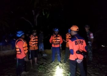 Tim gabungan melakukan pencarian perempuan lansia yang hanyut terbawa arus sungai di Kayen, Pati. (Dok. BPBD Pati/Harianmuria.com)