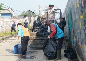 Para relawan dari komunitas lingkungan, DLH, dan sektor swasta bergotong royong membersihkan area Pantai Sari, Kota Pekalongan, dalam rangka peringatan Hari Bumi. (Fahri Akbar/Harianmuria.com)
