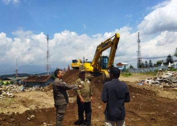 Proses Pembangunan Taman Celosia 2 di Bandungan dihentikan oleh Satpol PP Kabupaten Semarang karena belum mengantongi izin PBG. (Hesty Imaniar/Harianmuria.com)