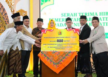 Bupati Pekalongan Fadia Arafiq secara simbolis menyerahkan hibah tanah kepada Ketua PCNU KH Muslikh Khudlori saat peresmian Gedung C ITSNU Pekalongan, Selasa (29/4/2025). (Dok. Setda Kab. Pekalongan/Harianmuria.com)
