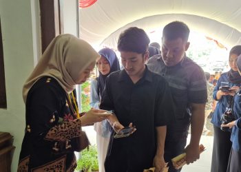 Panitia Job Fair 2025 memeriksa barcode para pelamar kerja sebelum memasuki area pameran di Gedung Shima Setda Jepara. (Muhammad Aminudin/Harianmuria.com)