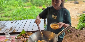 Pemilik Warunge Mba'Berto, Linda Natalia memasak Ayam Besengek yang merupakan menu kuliner favorit RA Kartini. (Muhammmad Aminudin/Harianmuria.com)