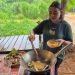 Pemilik Warunge Mba'Berto, Linda Natalia memasak Ayam Besengek yang merupakan menu kuliner favorit RA Kartini. (Muhammmad Aminudin/Harianmuria.com)