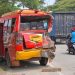 Kondisi badan bagian belakang bus AKDP ringsek setelah diseruduk truk tronton dari belakang. (Burhan Aslam/Harianmuria.com)