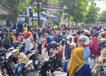 Area jalan di sepanjang jalur pawai sedekah laut di Desa Tasikagung, Rembang menjadi lautan manusia. (Vicky Rio/Harianmuria.com)