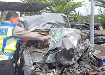 Kondisi mobil Honda BR-V yang ringsek setelah tabrakan dengan bus penumpang di Tol Pekalongan. (Dok. Polres Pekalongan/Harianmuria.com)