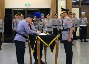 Kapolri Jenderal Polisi Listyo Sigit Prabowo menandatangani surat mutasi. (Dok. Polri/Harianmuria.com)