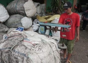 Petugas Bank Sampah Induk Kota Pekalongan tengah menimbang sampah anorganik. (Dok. Pemkot Pekalongan/Harianmuria.com)
