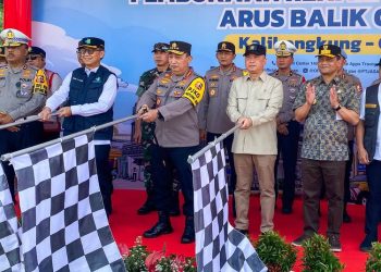 Kapolri Jenderal Polisi Listyo Sigit Prabowo memimpin pelepasan sistem one way nasional di Gerbang Tol Kalikangkung Semarang. (Rizky S/Harianmuria.com)