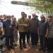 Bupati Jepara Witiarso Utama menjabat tangan Dubes Spanyol Fransisco De Asis Aguilera Aranda dalam kunjungan lapangan di Pantai Mahbang. (Muhammad Aminudin/Harianmuria.com)