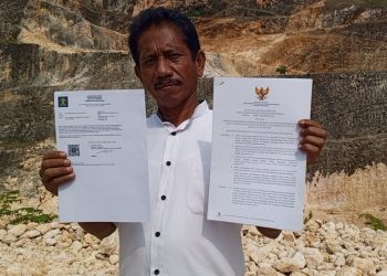 Pemilik tambang galian C berizin di Desa Wegil, Kecamatan Sukolilo, Kabupaten Pati, Sucipto memperlihatkan berkas perizinan miliknya. (Setyo Nugroho/Harianmuria.com)
