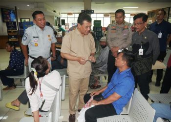 Gubernur Jawa Tengah Ahmad Luthfi berdialog dengan warga yang antre untuk membayar pajak kendaraan bermotor. (Dok. Pemprov Jateng/Harianmuria.com)