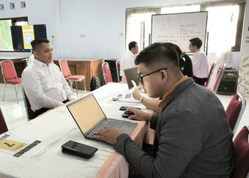 Salah seorang pencari kerja (kiri) menjalani wawancara saat mengikuti kegiatan job fair di Kantor Disnaker Kendal. (Arvian Maulana/Harianmuria.com)