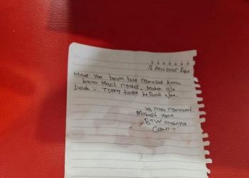 Surat tulisan tangan yang ditemukan bersama bayi berumur satu hari di dalam kardus di Kalinyamatan, Jepara. (Tomi Budianto/Harianmuria.com)