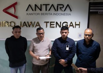 Ipda E (dua dari kanan) menyampaikan permintaan maaf di hadapan pewarta foto Makna Zaesar (kiri) dan awak media di Kantor LKBN Antara Semarang. (Dok. Antara/Harianmuria.com)
