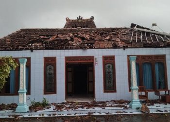 Kondisi salah satu rumah di Desa Tambahagung, Kecamatan Tambakromo, Pati yang rusak usai diterjang angin puting beliung. (Dok. warga/Harianmuria.com)