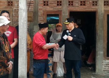 Bupati Pati Sudewo menyerahkan santunan kepada keluarga Sumijan, lansia yang meninggal setelah terseret arus sungai akibat banjir. (Mutia Parasti/Harianmuria.com)