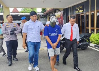 Salah satu tersangka pembacokan berinisial AB digelandang petugas Polres Rembang. (Vicky Rio/Harianmuria.com)