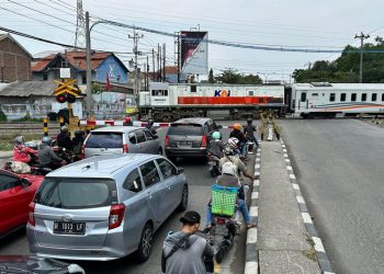 Kendaraan berhenti di saat kereta api melintas di jalur rel di wilayah PT KAI Daop 4 Semarang. (Dok. KAI Daop 4/Harianmuria.com)