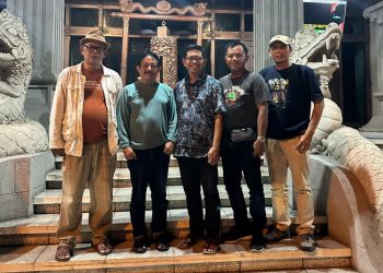 Tokoh pers dan aktivitas PWI di wilayah Joglosemar berfoto di depan Monumen Pers Surakarta usai pertemuan informal membahas solusi penyelesaian konflik di tubuh Persatuan Wartawan Indonesia. (Dok. Pribadi/Harianmuria.com)