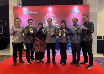 Bupati Kudus Sam’ani Intakoris dan Wakil Bupati Bellinda Putri Sabrina Birton bersama Direktur Utama PT BPR Bank Daerah Kudus Nataria Ika Prasetyawati  saat menerima penghargaan dalam ajang TOP BUMD Awards 2025. (Dok. Setda Kudus/Harianmuria.com)