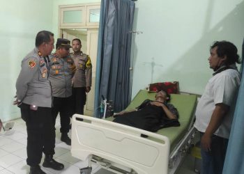 Kapolsek Donorojo Iptu Hananto Adi (kiri) dan jajaran menjenguk korban selamat di Puskesmas Donorojo. (Dok. Polsek Donorojo/Harianmuria.com)