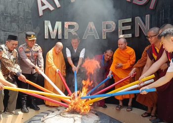 Prosesi pengambilan Api Dharma Waisak di kompleks Api Abadi Mrapen, Grobogan, Sabtu (10/5/2025). (Ahmad Abror/Harianmuria.com)