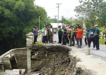 Badan Nasional Penanggulangan Bencana (BNPB) meninjau lokasi infrastruktur yang terdampak banjir di Kabupaten Blora. (Dok. Setda Blora/Harianmuria.com)