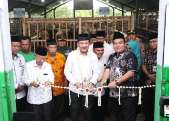 Bupati Blora Arief Rohman turut meresmikan Balai Ternak BAZNAZ ke-47 di Desa Temulus, Kecamatan Randublatung, Blora. (Dok. Setda Blora/Harianmuria.com)