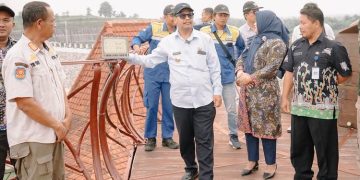 Bupati Rembang Harno saat meninjau Bendungan Randugunting di Desa Kalinanas, Kecamatan Japah, Kabupaten Blora. (Dok. Setda Rembang/Harianmuria.com)